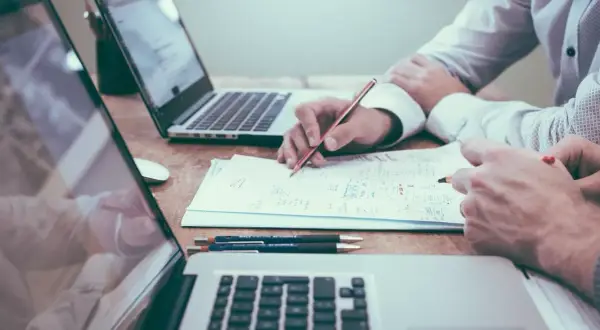 Zwei Personen arbeiten an einem Projekt, das zeigt, was ist Medieninformatik: Design, Entwicklung und Anwendung digitaler Medien.