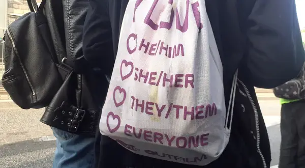 Torba z napisem "Miłość" i zaimkami: he/him, she/her, they/them, everyone. Wyraz wsparcia dla osoby niebinarnej.
