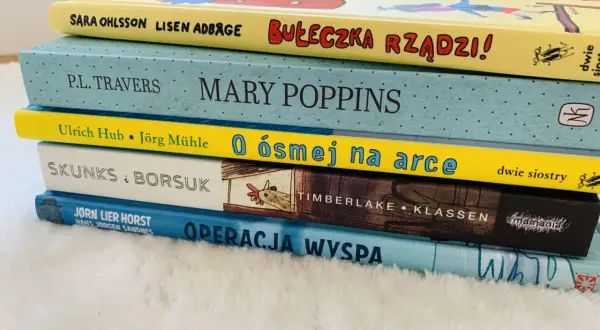Pięć książeczek na dobranoc, w tym "Bułeczka Rządzi!", "Mary Poppins" i "Operacja Wyspa", ułożonych jedna na drugiej.