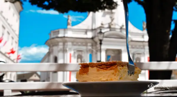 Wadowice: Gdzie zjeść? Odkryj najlepsze restauracje i kremówkę!
