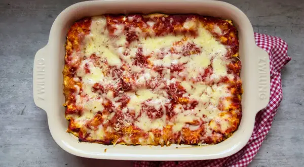 Frisch gebackene Lasagne im Auflaufform, bereit für das nächste lasagne rezept. Überbacken mit geschmolzenem Käse und Tomatensauce.