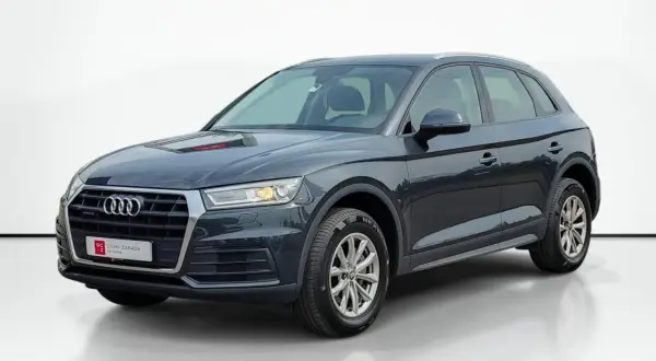 Ciemnoszary Audi Q5 2020. Sprawdź atrakcyjną audi q5 2020 cena w Cichy-Zasada.