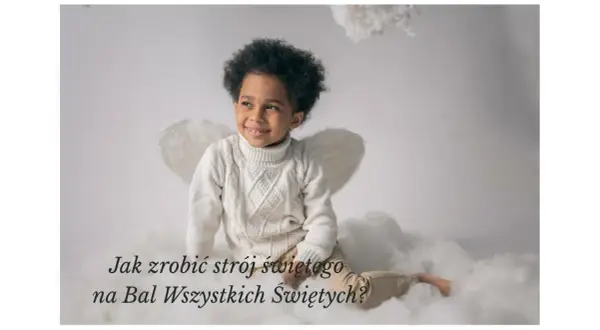 Uśmiechnięty chłopiec w białym swetrze i ze skrzydłami anioła, siedzi na chmurkach. Idealny pomysł na stroje świętych dla dzieci na bal.
