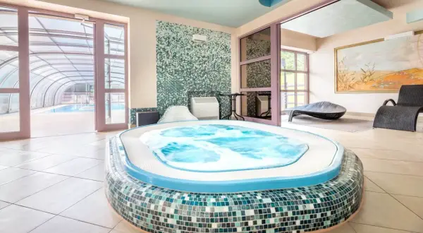 Relaks w jacuzzi z widokiem na basen. Hotel Solina Resort & Spa opinie potwierdzają wysoki standard strefy wellness.