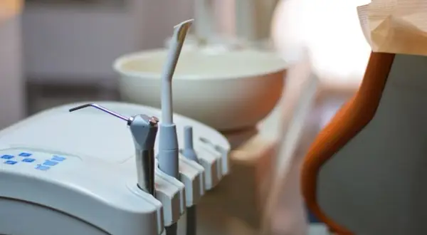 Ile godzin trzyma znieczulenie u dentysty? Czego się spodziewać?