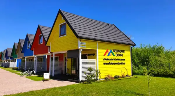 Kolorowe domki w Gąskach oferują noclegi z wyżywieniem. Idealne miejsce na wakacje.