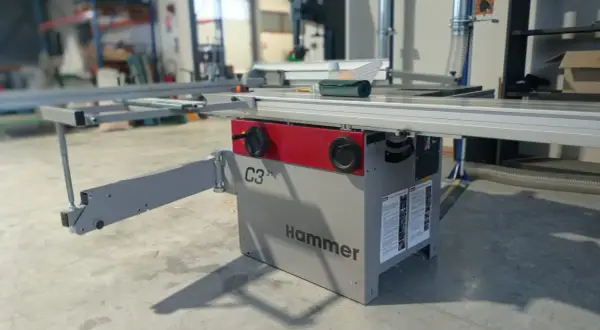 Une scie circulaire stationnaire Hammer C3 31, prête pour des coupes précises dans l'atelier.