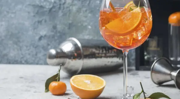 Erfrischender italienischer Aperitif mit Orangen und Eiswürfeln, bereit für einen genussvollen Abend.