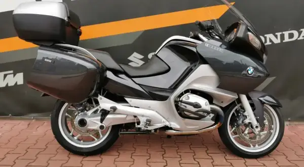 BMW R 1200 RT z kuframi, idealny na długie trasy. Poznaj jego dane techniczne i wybierz się w podróż!