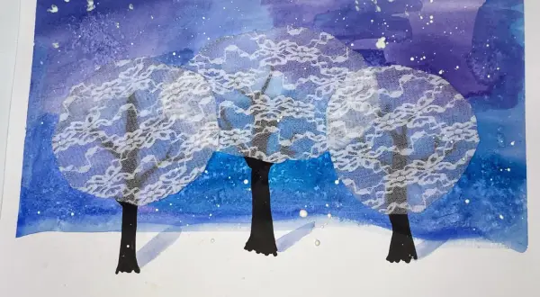 Zimowy las praca plastyczna farbami. Trzy drzewa z koronami z koronki na tle nocnego, gwieździstego nieba.