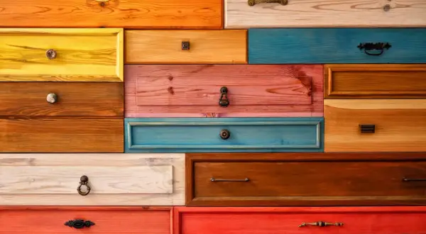 Cassetti colorati, un'esplosione di idee per dipingere mobili vecchi. Arancione, giallo, rosa, blu e rosso vivacizzano il legno.