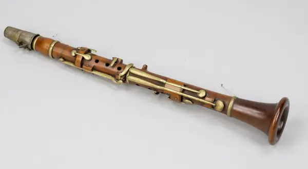 Alte Klarinette mit vielen Klappen. Die genaue Anzahl, wie viele Klappen hat eine Klarinette, variiert je nach Modell und Epoche.