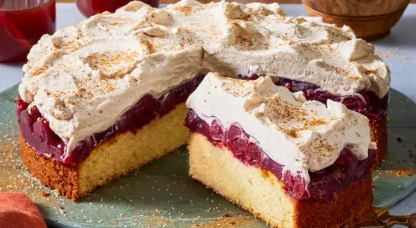 Ein saftiger **kuchen zum Adventskaffee** mit Kirschen und luftiger Sahne, bestäubt mit Zimt. Perfekt für gemütliche Stunden.