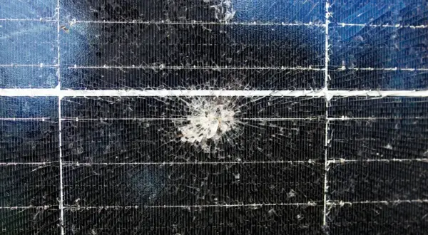 Uszkodzony panel fotowoltaiczny, pęknięte szkło. Rozważana jest utylizacja paneli fotowoltaicznych.