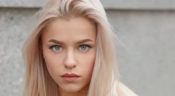 Blondynka o niebieskich oczach, idealne kolory dla niej to pastelowe odcienie.