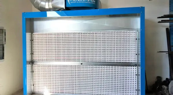 Impianto di aspirazione per la cattura di vapori e aspirazione solventi vernici. Filtri industriali per un ambiente di lavoro più salubre.