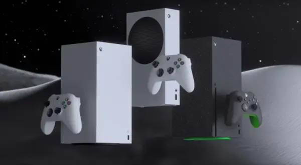 Zwei weiße und eine schwarze Xbox next Konsole mit Controllern schweben vor einem Sternenhimmel und Mondlandschaft.