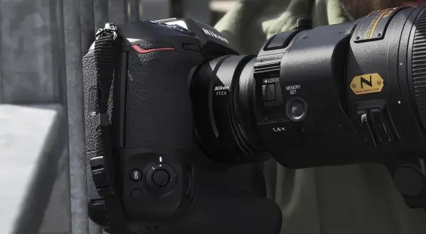 Aparat Nikon Z z obiektywem F-mount podłączonym przez adapter FTZ II.