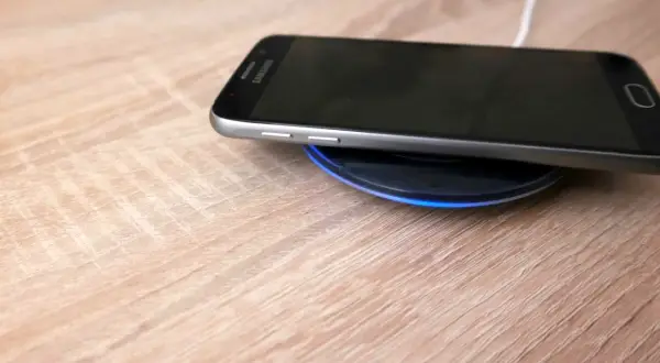 Samsung A52 nie ma ładowania indukcyjnego, ale ten model telefonu ładuje się bezprzewodowo na podstawce.