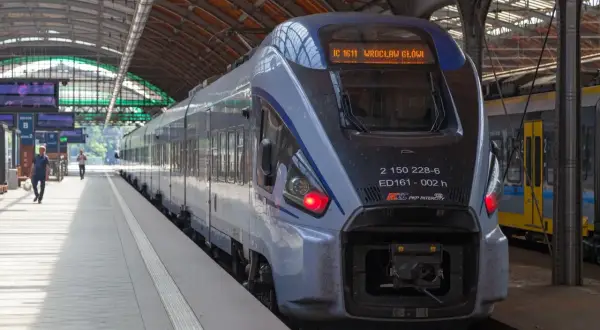 Nowoczesny pociąg PKP Intercity na peronie. Zastanawiasz się, ile zarabia konduktor PKP?