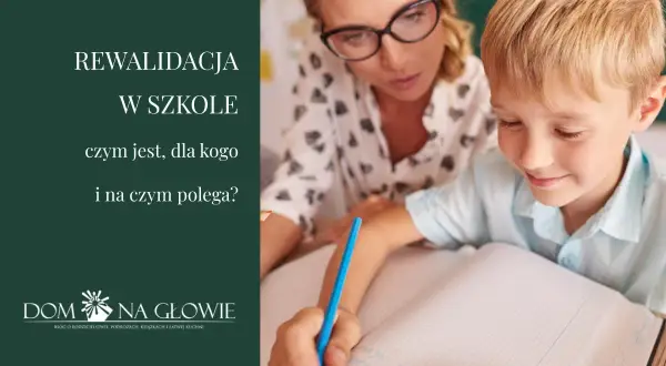 Nauczycielka w okularach pomaga chłopcu pisać w zeszycie.