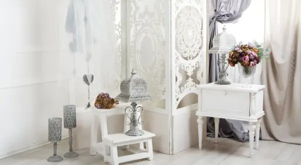 Delikatne serca zwisające z tiulu, ozdobne parawany i romantyczne lampy tworzą urokliwy klimat shabby chic.