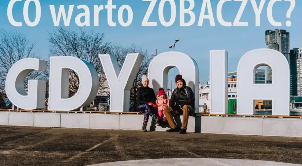 Rodzina pozuje przy napisie GDYNIA. Wspaniałe gdynia atrakcje dla dzieci czekają!