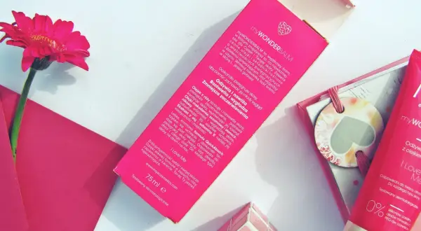 Różowy balsam do ciała myWONDERBALM z różową gerberą i kostką.