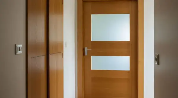 Nowoczesne drzwi z szybą, idealne, by pokazać, jak przerobić stare drzwi z szybą na nowoczesne.