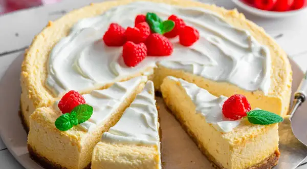 New York Cheesecake mit Himbeeren und Minze, ein cremiger Genuss, der auf der Zunge zergeht.