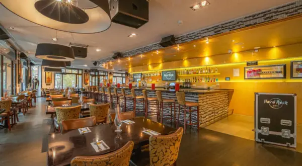Das Hard Rock Cafe Berlin mit seiner goldenen Bar, bequemen Sitzgelegenheiten und Musik-Memorabilien lädt zum Verweilen ein.