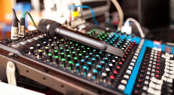 Tworzenie muzyki elektronicznej: jak uniknąć najczęstszych błędów