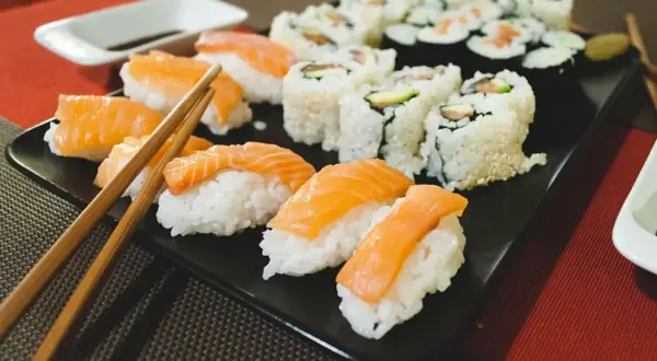 Pyszne sushi z łososiem i awokado – idealne danie, co ma mało kalorii, a można się tym najeść.