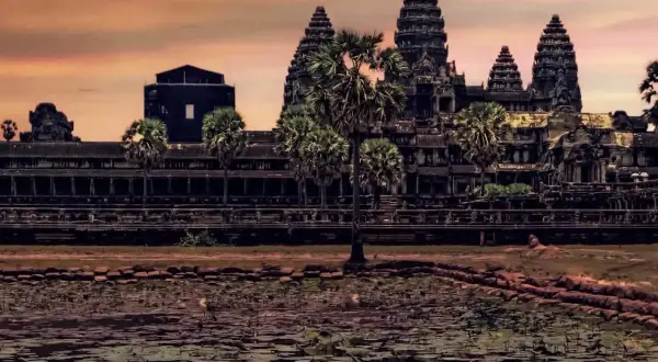 Zachód słońca nad Angkor Wat, idealne miejsce na wymarzone loty do Kambodży.