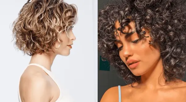 Deux femmes arborent une magnifique coupe cheveux frisés naturel. L'une a les cheveux blonds mi-longs, l'autre bruns et bouclés.
