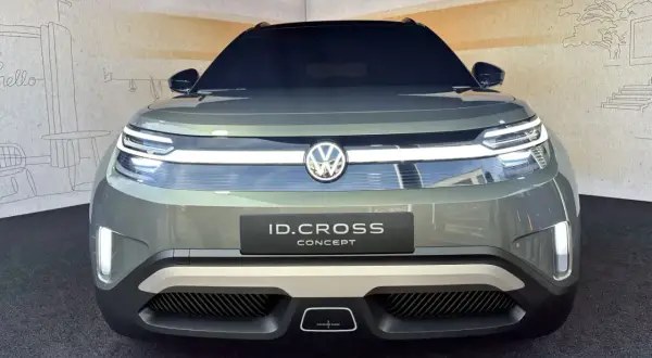 Przód koncepcyjnego Volkswagena ID. CROSS z charakterystycznymi światłami LED i logo marki.