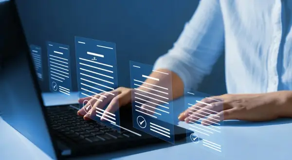 Dłonie nad klawiaturą laptopa, nad którymi unoszą się wirtualne dokumenty, jak zaświadczenie o zameldowaniu.