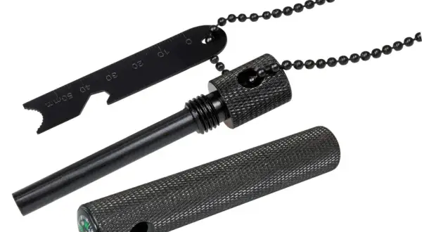 Kit para hacer fuego con pedernal, incluye varilla, rascador con medidas y brújula.