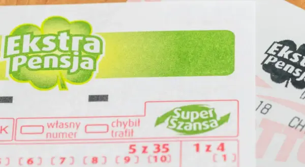 Kupon lotto z napisem "Ekstra Pensja" i "Super Szansa". Szansa na wygranie ekstra pensji i ekstra premii.