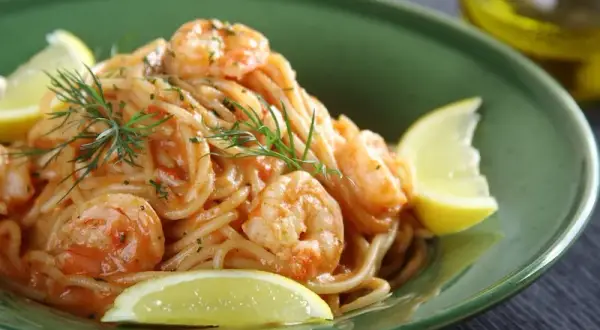 Spaghetti gamberi: prosty przepis na pyszne danie z krewetkami