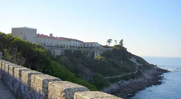 Edificio histórico en el monte de Baiona, con vistas al mar.