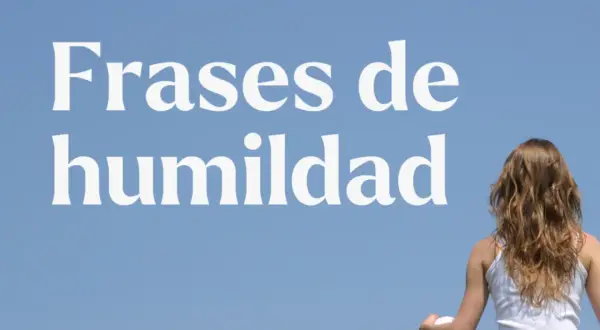 Mujer meditando en un campo de flores amarillas, bajo un cielo azul. El texto "Frases de humildad" aparece en grande.