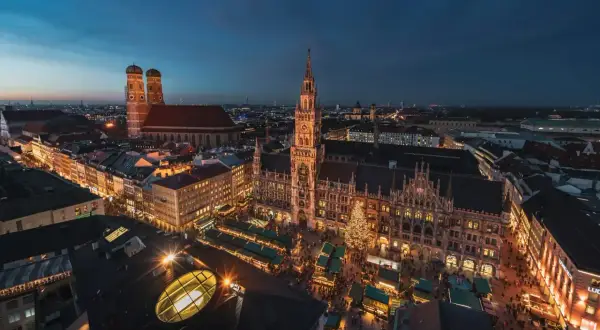 Wieczorny Monachium: Rynek Główny z jarmarkiem bożonarodzeniowym, Nowy Ratusz i Frauenkirche. Ciekawostki o tym mieście czekają!