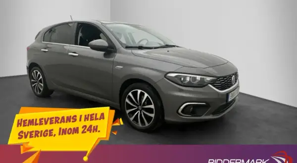 Grå Fiat Tipo med texten "Hemleverans i hela Sverige, inom 24h." och logotypen "Riddermark".