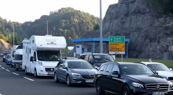 Korki na granicy, kamper i auta czekają, by dowiedzieć się, ile się jedzie do Chorwacji samochodem.