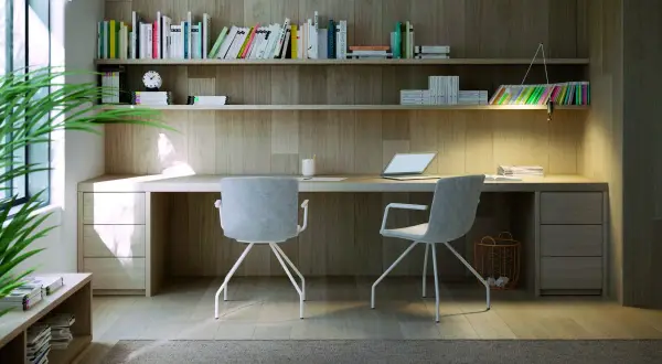 Un moderno ufficio in casa con scrivania in legno, sedie grigie, libreria piena e una pianta verde. Idee per un ambiente di lavoro funzionale e accogliente.