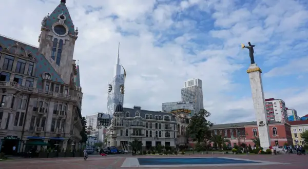 Batumi co zobaczyć: Plac z pomnikiem, nowoczesne wieżowce i zabytkowa architektura tworzą niepowtarzalny klimat.