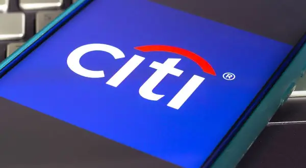 Ekran telefonu z logo Citi. Szukasz informacji, jak zamknąć konto w Citi Handlowy?