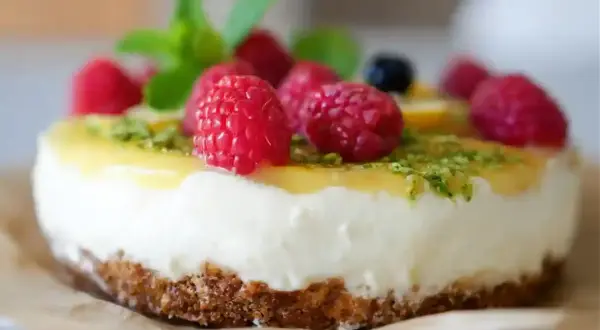 En läcker citron cheesecake med hallon och mynta.