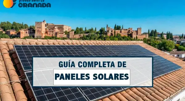 Guía completa de paneles solares en tejados, con la Alhambra de fondo. Información sobre la normativa de instalación de placas solares en comunidades de vecinos.